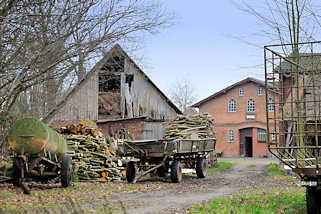 3318 Bauernhof in Quickborn, Ortsteil Renzel - landwirtschaftliche Anhänger, Feuerholz, Holzscheune mit Heu.