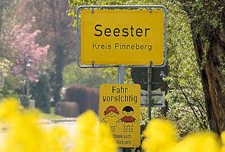 8764 Ortsschild Seester, Kreis Pinneberg - Fahr vorsichtig; blühender Raps.