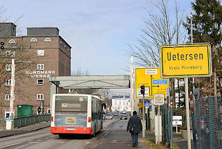 5073 Ortsschild Uetersen, Kreis Pinneberg - Klappbrücke über die Pinnau; Autobus . 